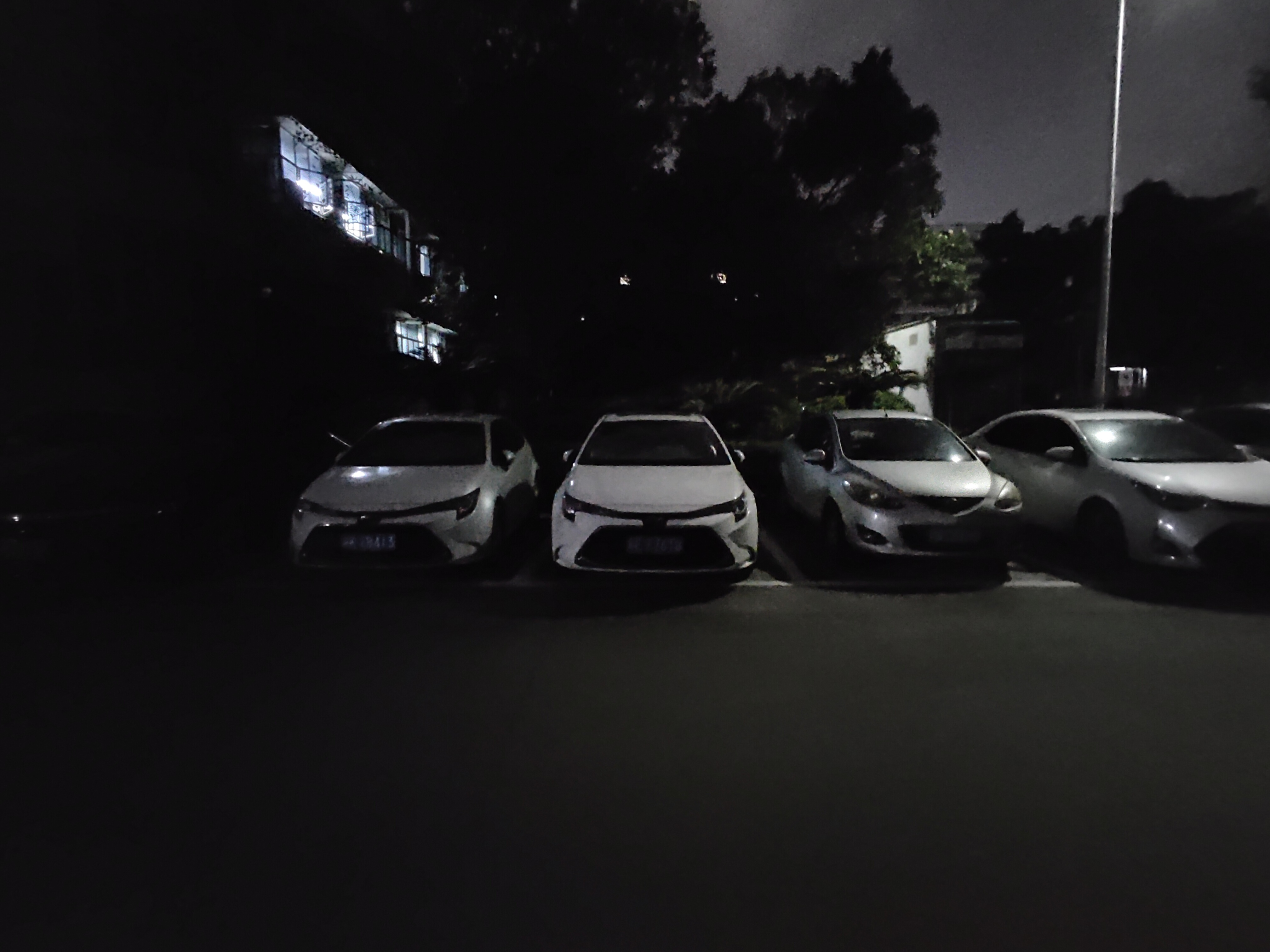 001 Xiaomi 夜景停车场近景