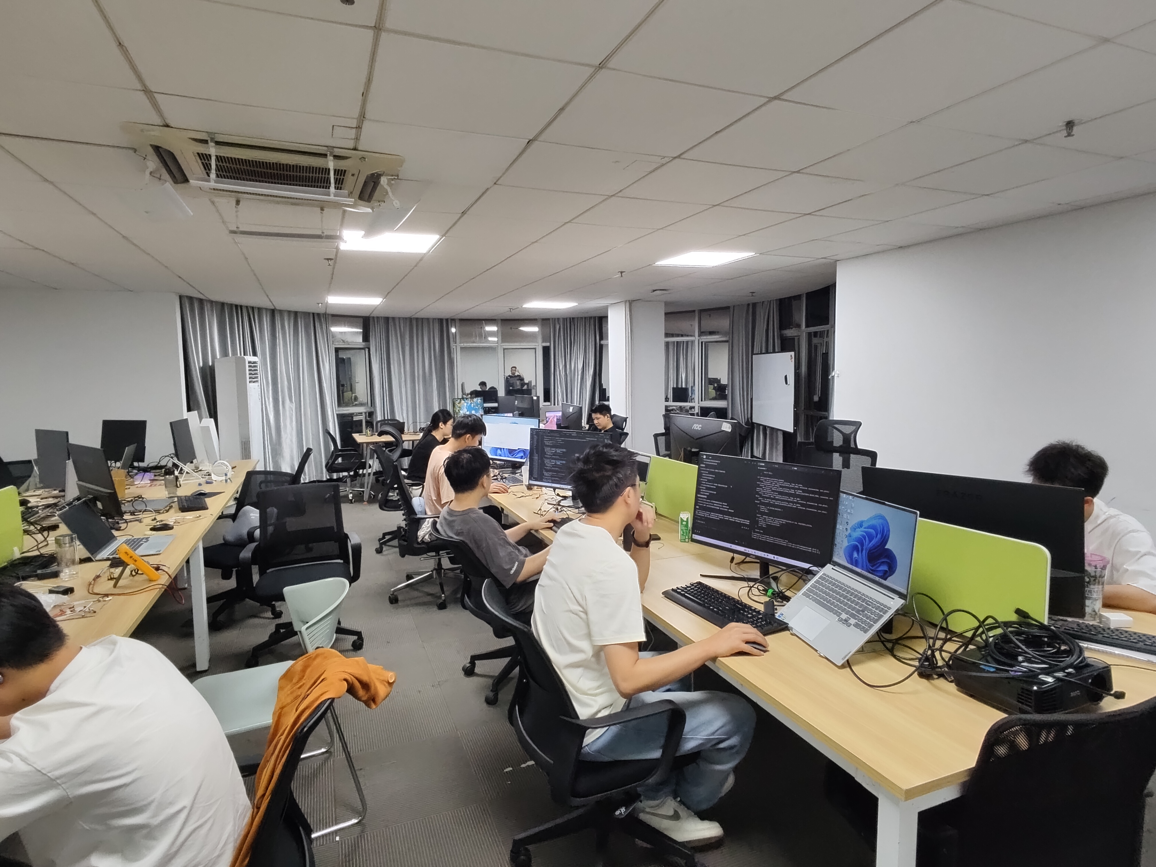 005 Xiaomi 办公室有人场景